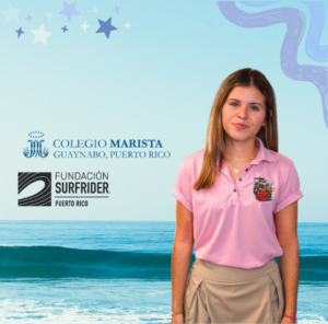 Bianca Martínez Díaz, estudiante del Colegio Marista de Guaynabo, frente a un fondo marino junto a los logos de Colegio Marista de Guaynabo y Surfrider Foundation