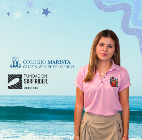 Bianca Martínez Díaz, estudiante del Colegio Marista de Guaynabo, frente a un fondo marino junto a los logos de Colegio Marista de Guaynabo y Surfrider Foundation