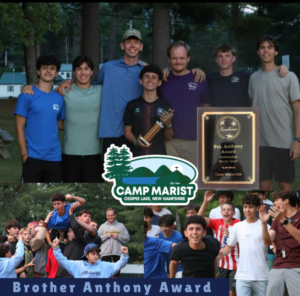Carlos Adrián Acevedo con el trofeo del Bro. Anthony Award en Camp Marist, Ossipee Lake, New Hampshire.